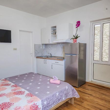 Apartments Neda Omis Exterior photo