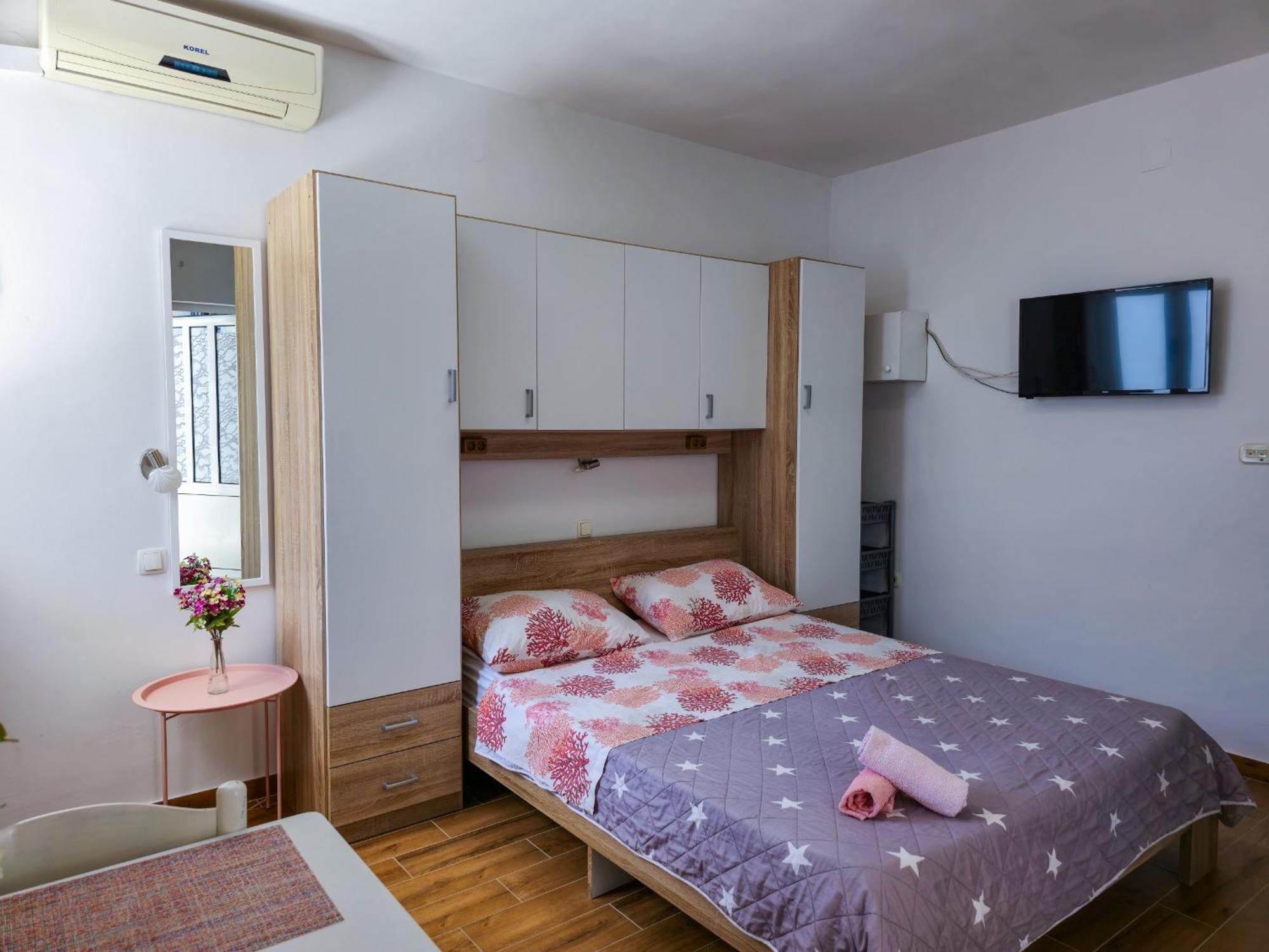 Apartments Neda Omis Exterior photo