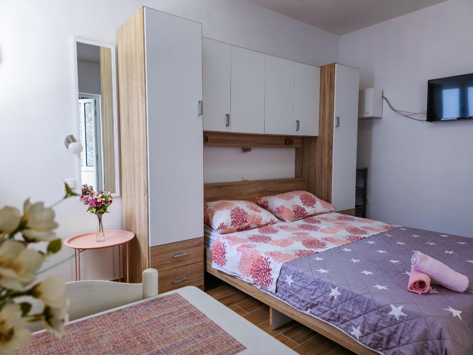 Apartments Neda Omis Exterior photo