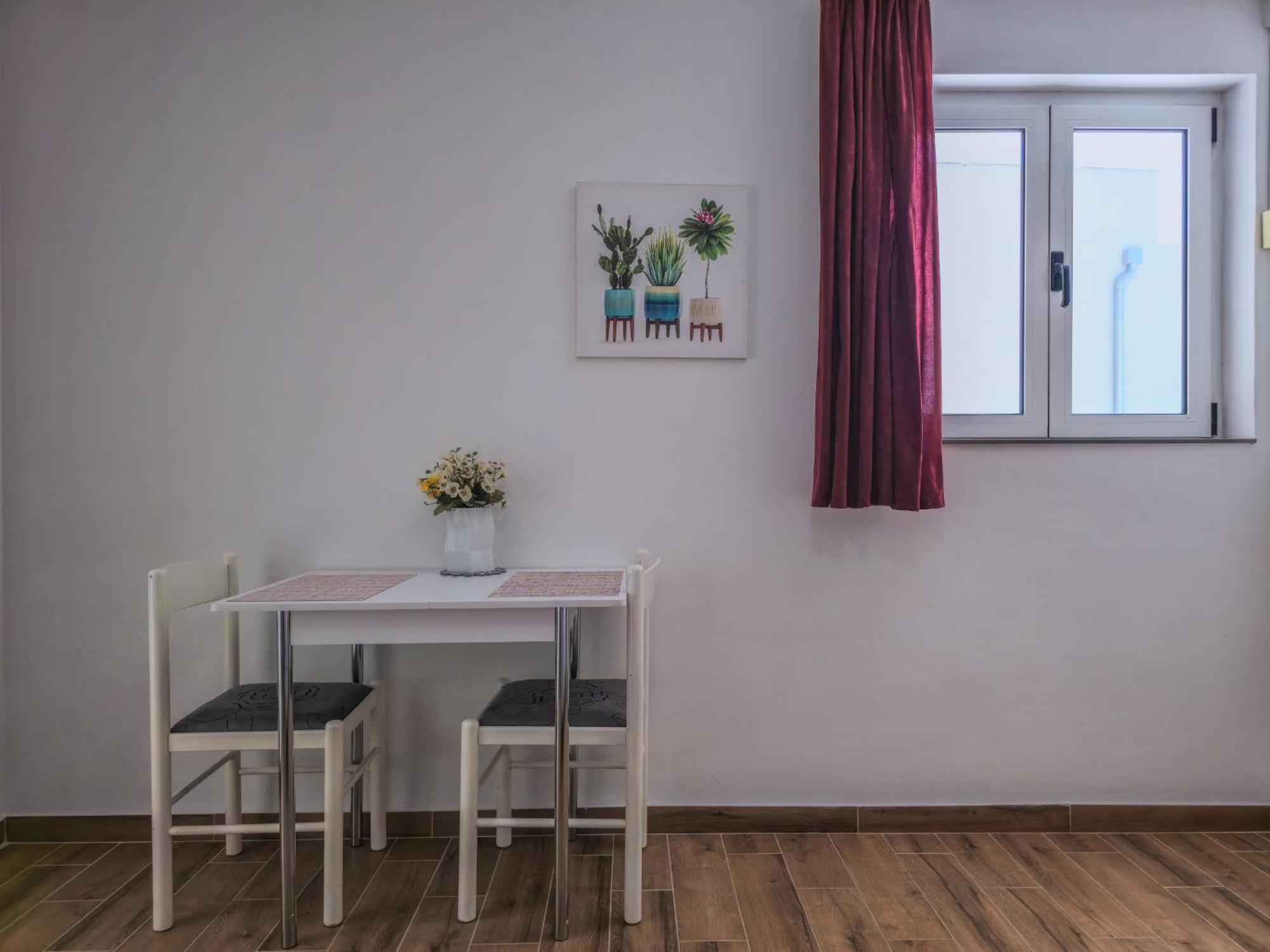 Apartments Neda Omis Exterior photo
