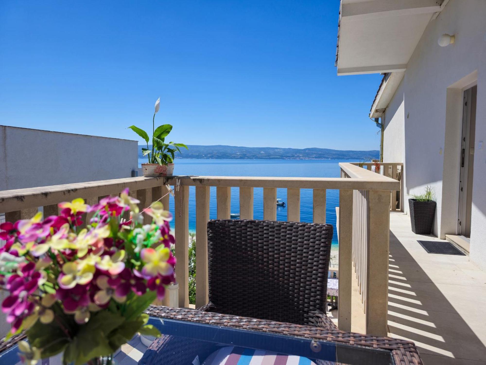 Apartments Neda Omis Exterior photo