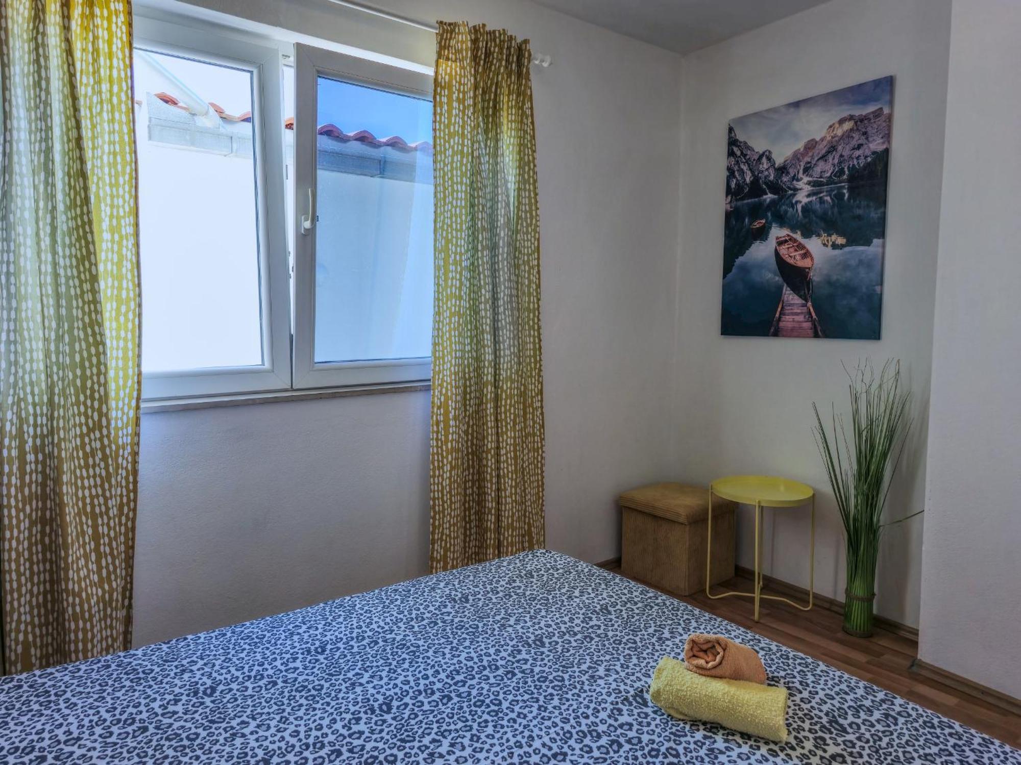 Apartments Neda Omis Exterior photo