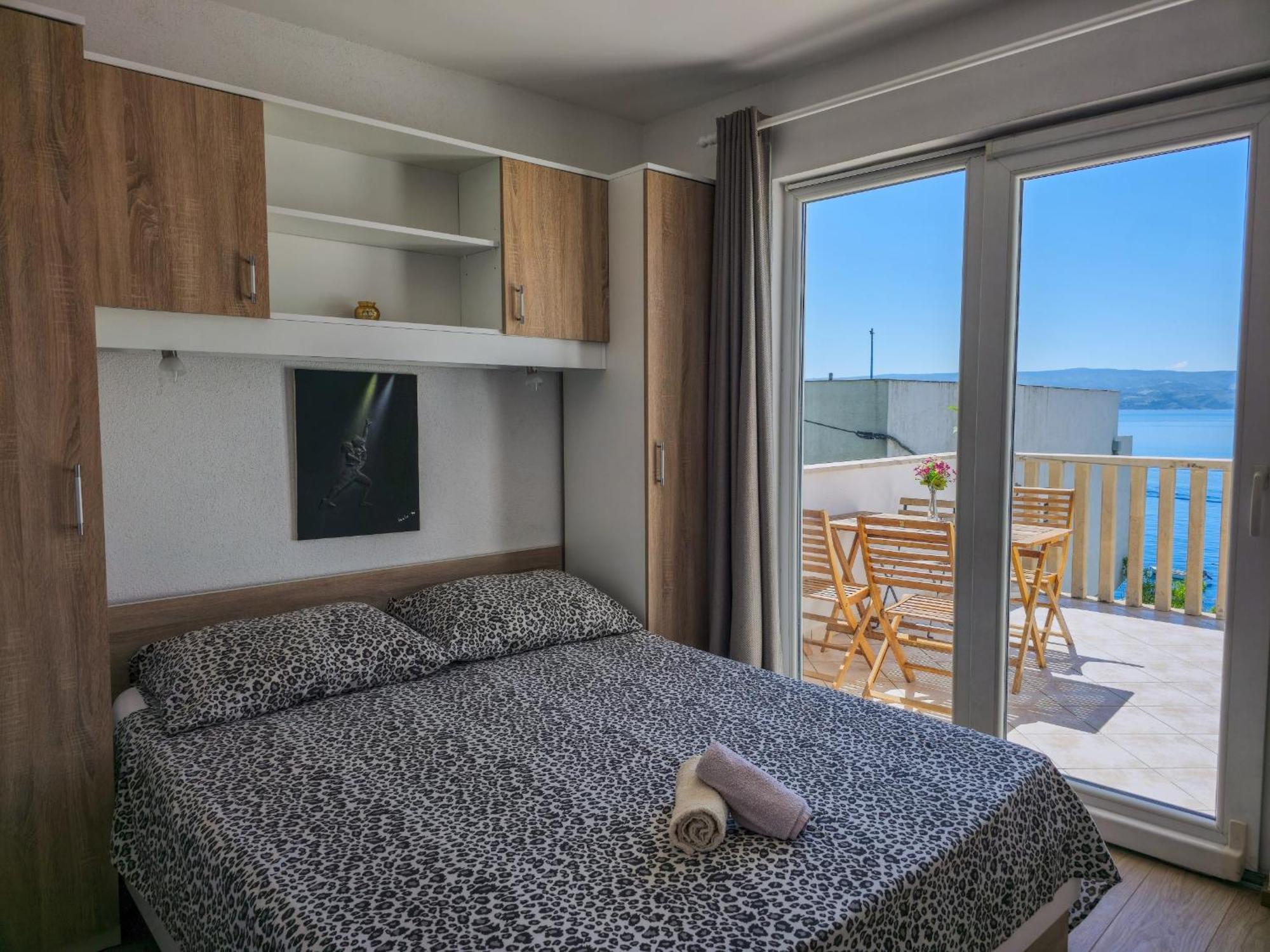 Apartments Neda Omis Exterior photo