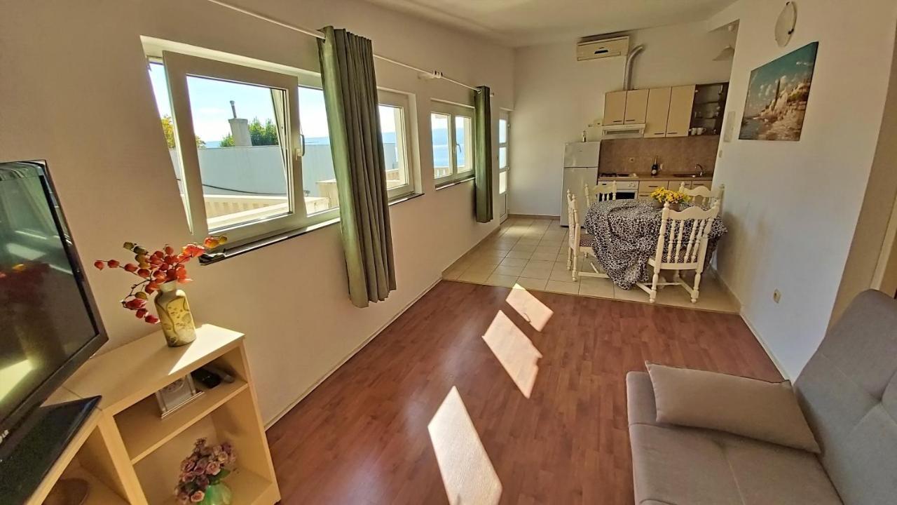 Apartments Neda Omis Exterior photo