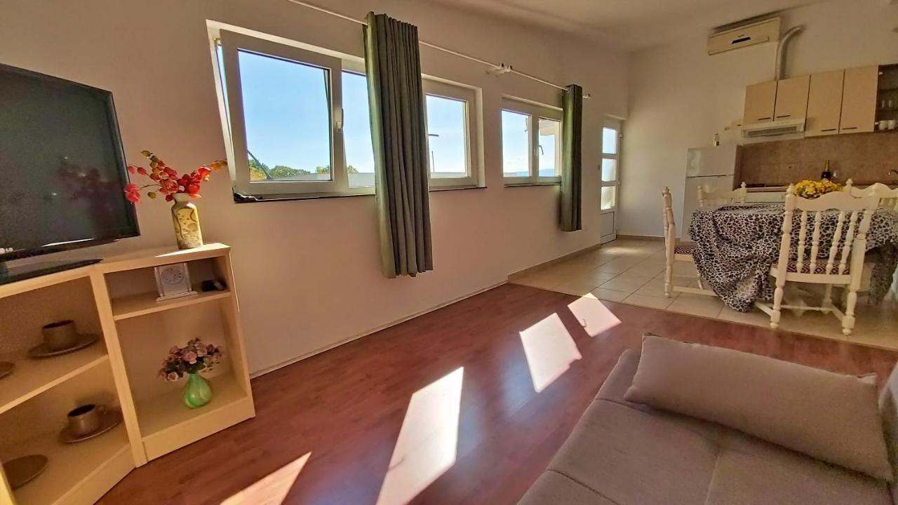 Apartments Neda Omis Exterior photo